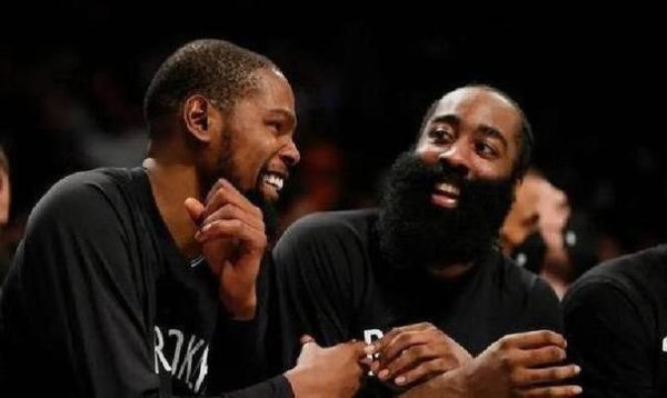 皇冠体育网址 火箭客场108-128惨败快船，哈登下半场爆发风头盖过杜兰特，场上表现完全不是一个级别，两人状态形成鲜明对比引发热议